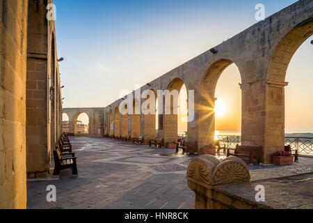 Valletta, Malta - der schöne Upper Barrakka Gardens bei Sonnenaufgang Stockfoto