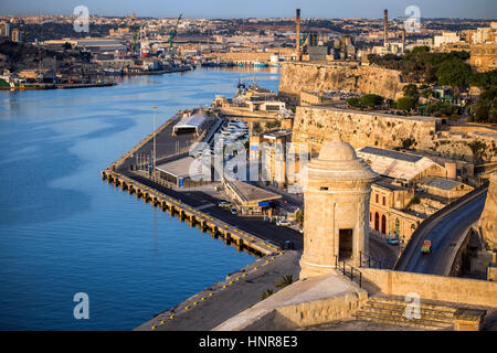 Malta - Watch Tower von Valletta mit Strandpromenade, Floriana und Grand Harbour im Hintergrund