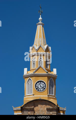Historischen Glockenturm (Torre del Reloj) über das wichtigste Tor in den historischen Mauern umgebene Stadt Cateragena de Indias in Kolumbien Stockfoto