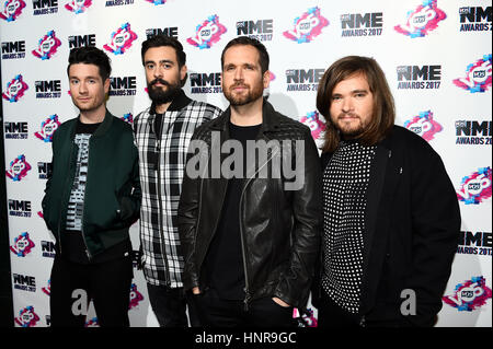 (links nach rechts) Dan Smith, Kyle Simmons, Will Farquarson und Chris Wood von Bastille ankommen für die VO5 NME Awards 2017 statt in der O2 Brixton Academy, London. Stockfoto