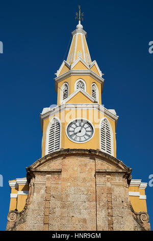 Historischen Glockenturm (Torre del Reloj) über das wichtigste Tor in den historischen Mauern umgebene Stadt Cateragena de Indias in Kolumbien Stockfoto