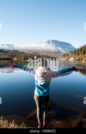 Dame am See Stockfoto