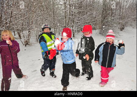 Berlin, Deutschland - 29. November 2010 - Kinder, die don «t haben, zur Schule zu gehen, weil Kälteeinbruch und massive Schneefälle machen eine Schneeballschlacht und pla Stockfoto