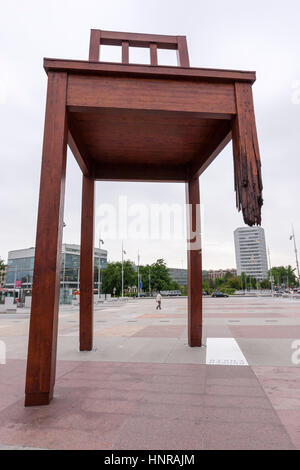 Stuhl gebrochen, eine monumentale Skulptur in Holz des Schweizer Künstlers Daniel Berset, gebaut vom Tischler, Louis Genève, Palais des Nations, Genf Stockfoto