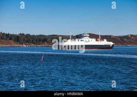 Trondheim, Norwegen - 17. Oktober 2016: Ro-Ro-Fähre geht Edoyfjord von Fjord1 Betreiber auf Nordmeer, Seitenansicht. Trondheim, Norwegen Stockfoto