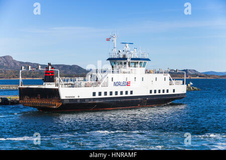 Trondheim, Norwegen - 17. Oktober 2016: Ro-Ro-Fähre Schiff geht Edoyfjord von Fjord1 Betreiber am Nordmeer. Trondheim, Norwegen Stockfoto