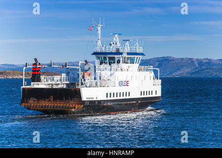 Trondheim, Norwegen - 17. Oktober 2016: Ro-Ro-Fähre Schiff geht Edoyfjord von Fjord1 Betreiber auf Nordmeer, Sicht nach hinten. Trondheim, Norwegen Stockfoto