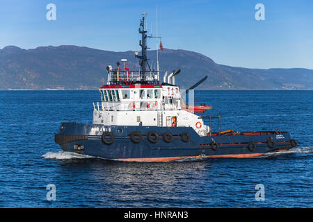 Trondheim, Norwegen - 17. Oktober 2016: Abramis Schlepper mit weißem Überbau im Gange, Seitenansicht. Trondheim, Norwegen Stockfoto