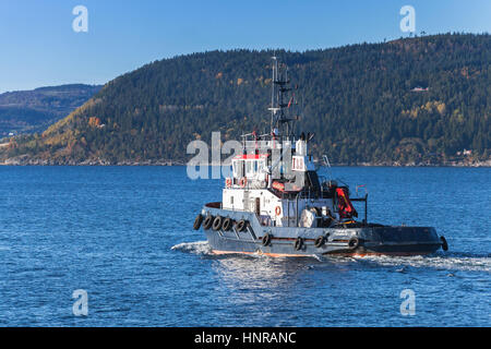 Trondheim, Norwegen - 17. Oktober 2016: Blau Schlepper Abramis mit weißem Überbau im Gange, Rückansicht. Trondheim, Norwegen Stockfoto