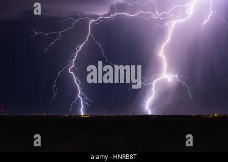 Dramatischer Blitzeinschlag bei einem Sturm in der Nacht Stockfoto