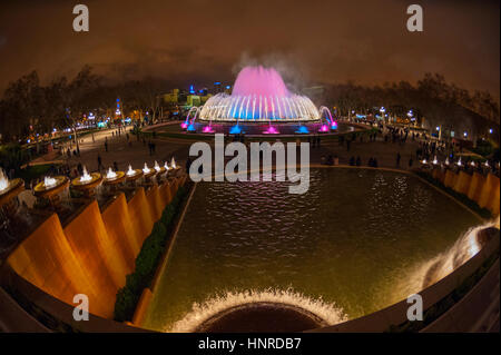 Magische Brunnen von Montjuïc (Katalanisch: Font Màgica de Montjuïc, Spanisch: Fuente Mágica de Montjuic) befindet sich ein Brunnen befindet sich an der Spitze der Avinguda Ma Stockfoto