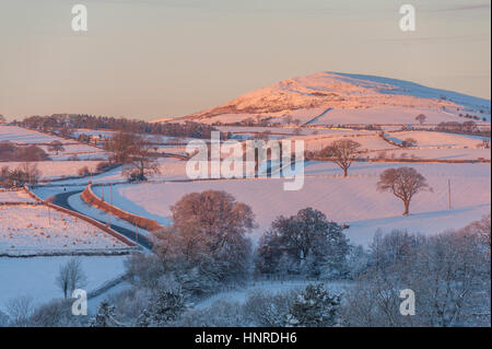 Sonnenaufgang auf den Schnee bedeckten Hügeln in der Nähe von Henllan Nord-Wales. Stockfoto