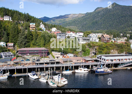 Die Ansicht der Stadt Ketchikan mit Deer Mountain im Hintergrund (Alaska). Stockfoto