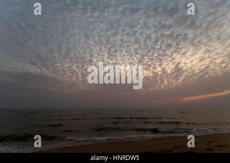 Vereinzelte Wolken am Vevening Himmel in Chomburi in Thailand. Stockfoto