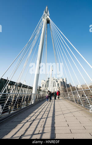 Golden Jubilee Bridge überquert den Fluss Themse in London, UK. Stockfoto
