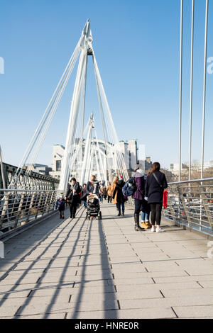 Golden Jubilee Bridge überquert den Fluss Themse in London, UK. Stockfoto