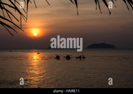 Menschen Rudern mit Kajaks in den Gewässern des Golfs von Thailand auf den Strand von Koh Chang in Thailand. Stockfoto