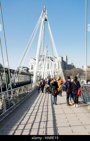 Golden Jubilee Bridge überquert den Fluss Themse in London, UK. Stockfoto