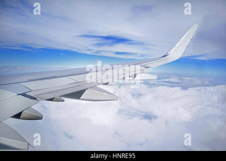 Passagier Flugzeug Flügel mit Wolken und blauer Himmel im Hintergrund. Horizontale. Stockfoto