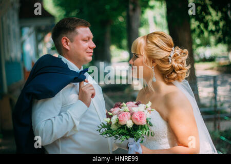 Braut und Bräutigam auf dem Hintergrund der Stadt Stockfoto