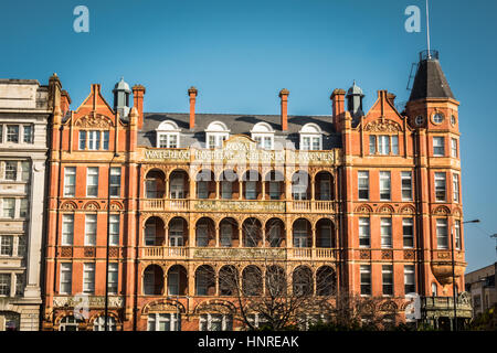 Die Fassade des ehemaligen Royal Waterloo Hospital for Children and Women (jetzt Teil der University of Notre Dame) Lambeth, London SE1, England, Großbritannien Stockfoto