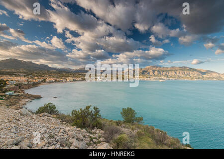 Blick über Albir in Alicante, Spanien am sonnigen Tag. Albir ist wichtigste touristische Destination an der Costa Blanca. Stockfoto