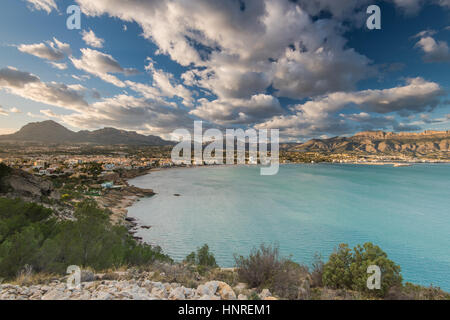Blick über Albir in Alicante, Spanien am sonnigen Tag. Albir ist wichtigste touristische Destination an der Costa Blanca. Stockfoto