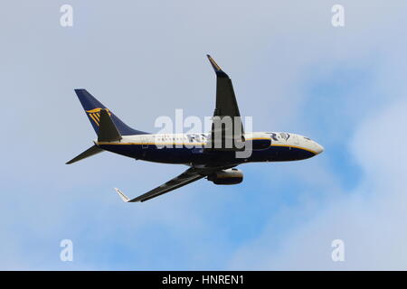 EI-SEV, einer Boeing 737-73S(WL) betrieben von Ryanair, während des Trainings am Flughafen Prestwick, Ayrshire, Schottland. Stockfoto