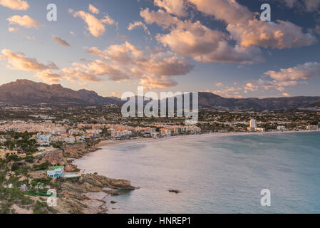 Blick über Albir in Alicante, Spanien am sonnigen Tag. Albir ist wichtigste touristische Destination an der Costa Blanca. Stockfoto
