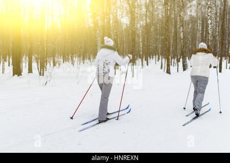 Junge Sportlerin auf Skiern im Winter Waldtag Stockfoto