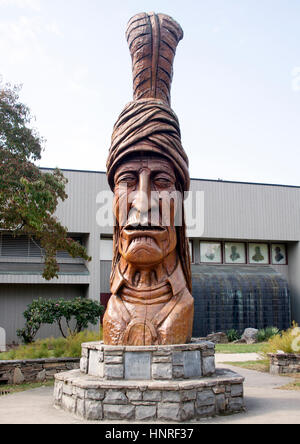 Riesigen indischen Tiki Kopf an das Museum der Cherokee Indianer in North Carolina Stockfoto