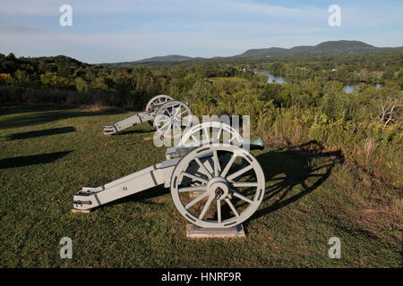 Artillerie an der großen Schanze (mit Blick auf den Hudson River), Saratoga National Historical Park, Stillwater, New York, United States. Stockfoto