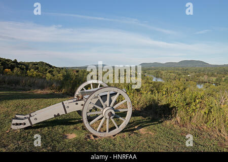 Artillerie im großen Redoubt (mit Blick auf den Hudson River), Nationalparkservice, Stillwater, New York, Vereinigte Staaten von Amerika. Stockfoto