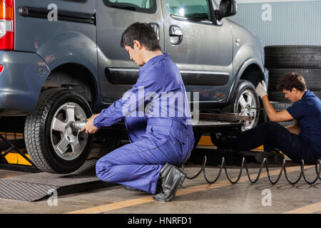 Mechanik reparieren Auto Reifen Stockfoto