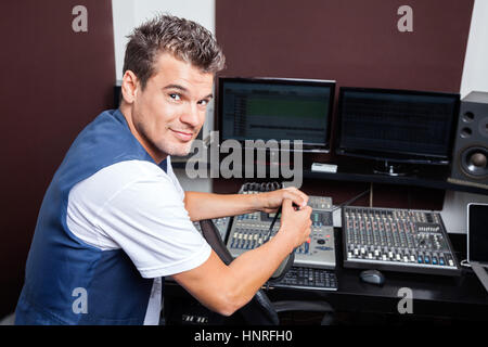 Portrait von selbstbewussten jungen Mann Mixing Audio Stockfoto