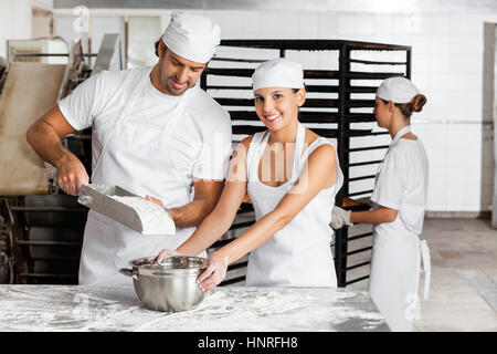 Bäcker in der Bäckerei arbeiten zusammen Stockfoto