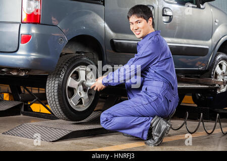 Mechanische Befestigung Autoreifen in Garage Stockfoto