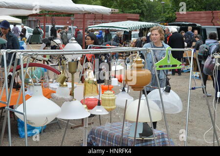 Köln, Deutschland - 6. September 2015 - alte Lampen und Besucher auf Garage-Markt, eine Quelle für günstige Einkaufsmöglichkeiten und Sammler Stockfoto