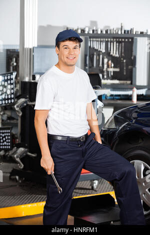 Lächelnd männliche Mechaniker in einer Garage. Stockfoto