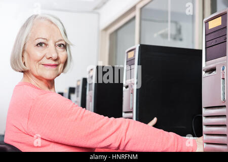Zuversichtlich ältere Frau in Computer Klasse Stockfoto