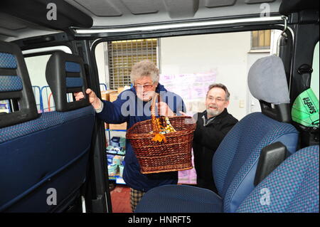 Worms, Deutschland - 23. Dezember 2012: Stadt Worms sponsert Shuttleservice, damit ältere Menschen einkaufen Stockfoto