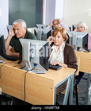 Schüler am Computer im Klassenzimmer gespannt Stockfoto