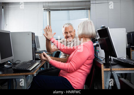 Ältere Leute, fünf In Computer Klasse Stockfoto