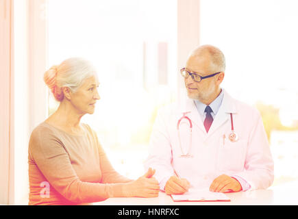Medizin, Alter, Gesundheit und Menschen Konzept - lächelnd senior Frau und Arzt treffen in Arztpraxis Stockfoto