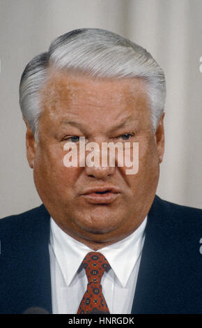 Der russische Präsident Boris Yeltsin nach Unterzeichnung der Partnerschaft für wirtschaftlichen Fortschritt Kundenwechsel im East Room des weißen Hauses am 28. September 1994 antwortet auf Reporter Fragen während einer gemeinsamen Pressekonferenz mit Präsident William Clinton zum Abschluss der Jelzins Staatsbesuch in Washington DC. Foto: Mark Reinstein Stockfoto