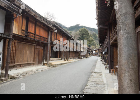 Japan. Tsumango-Juku (Tsumango). Straßenszene in der erhaltenen Post Stadt mit traditionellen japanischen Gebäuden Stockfoto