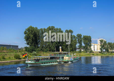 Der historische Raddampfer WEHLEN vergeht auf der Elbe zwischen Dresden und Pirna, Sachsen, Deutschland. Stockfoto