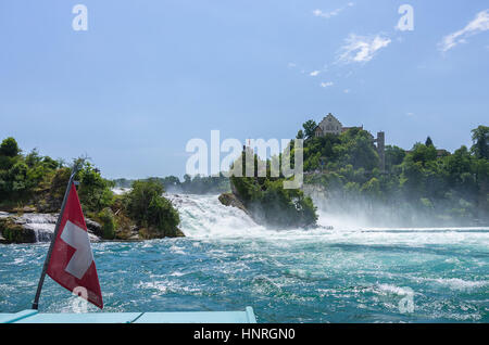 Auf dem Rhein vor dem Rheinfall mit Blick auf Schloss Laufen, Neuhausen, Schweiz. Stockfoto