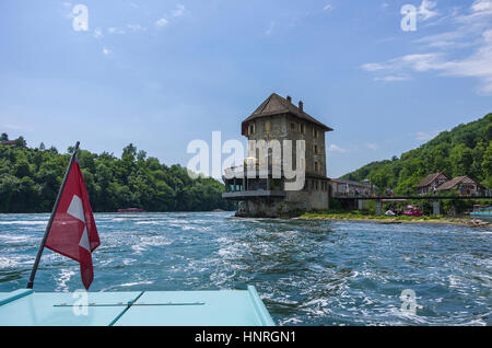 Auf dem Rhein vor dem Rheinfall mit Blick auf Schlössli Wörth, Neuhausen, Schweiz. Stockfoto