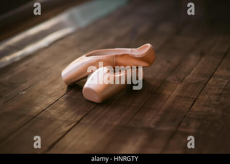 Ballett Spitzenschuhe auf den Holzboden Closeup. Tanz-Schuhe-Konzept Stockfoto